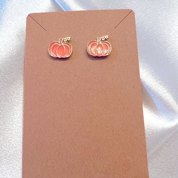 BloomChic Grey Pumpkin T-Shirt + Pumpkin Earrings Set - Picture 3 of 4